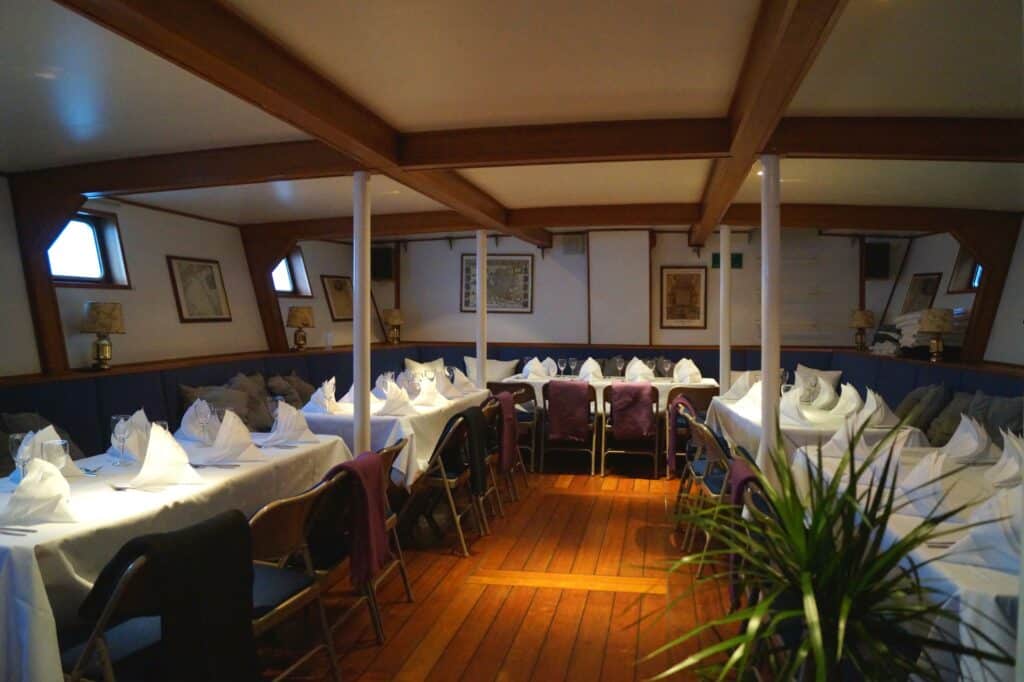 iteriør av my spirit, som man kan leie til båttur i oslo